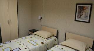 Гостиница Гайва Пермь Двухместный номер эконом-класса с 2 отдельными кроватями и общей ванной комнатой-1